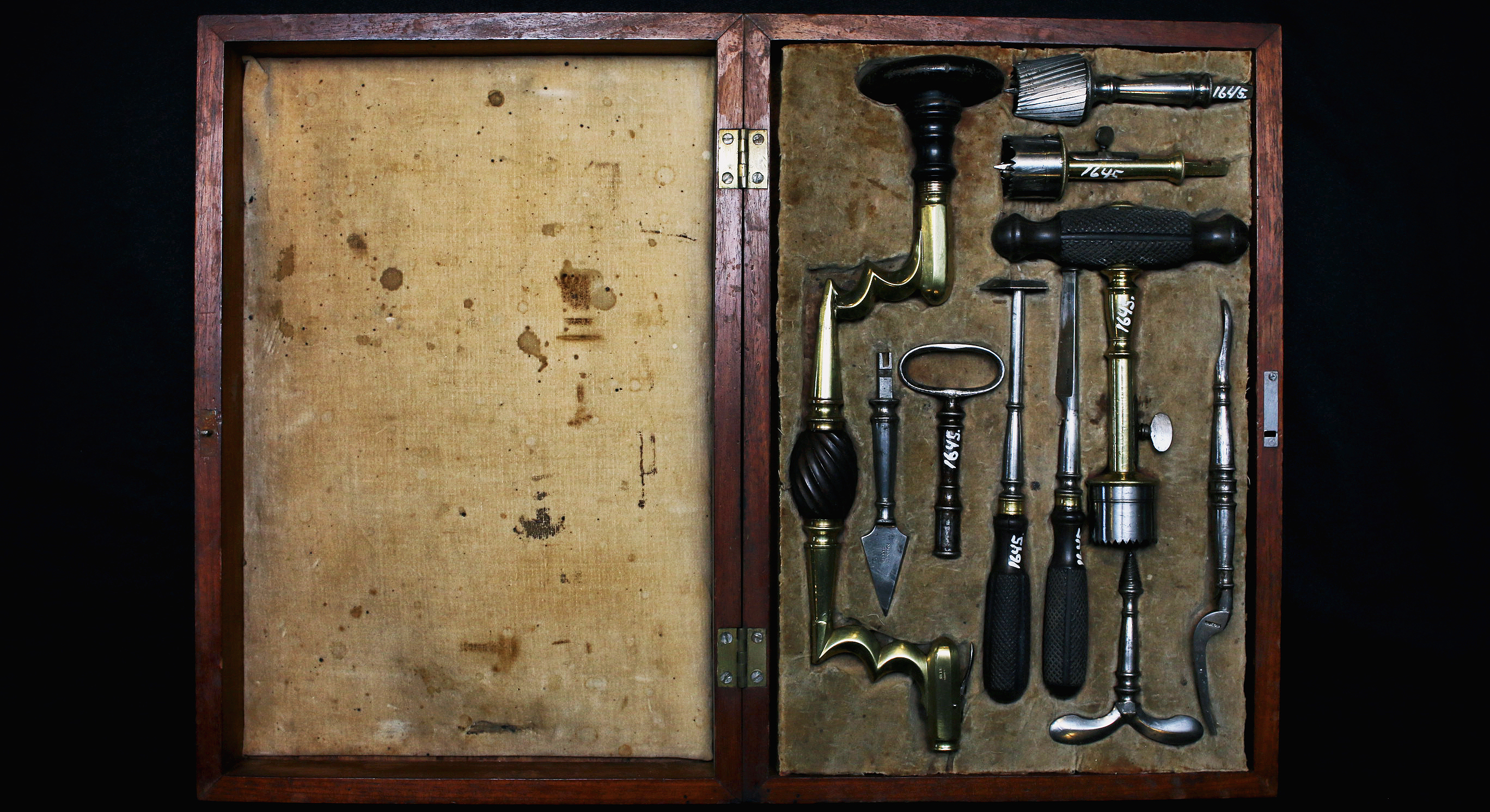 kirurgiske instrumenter i kasse